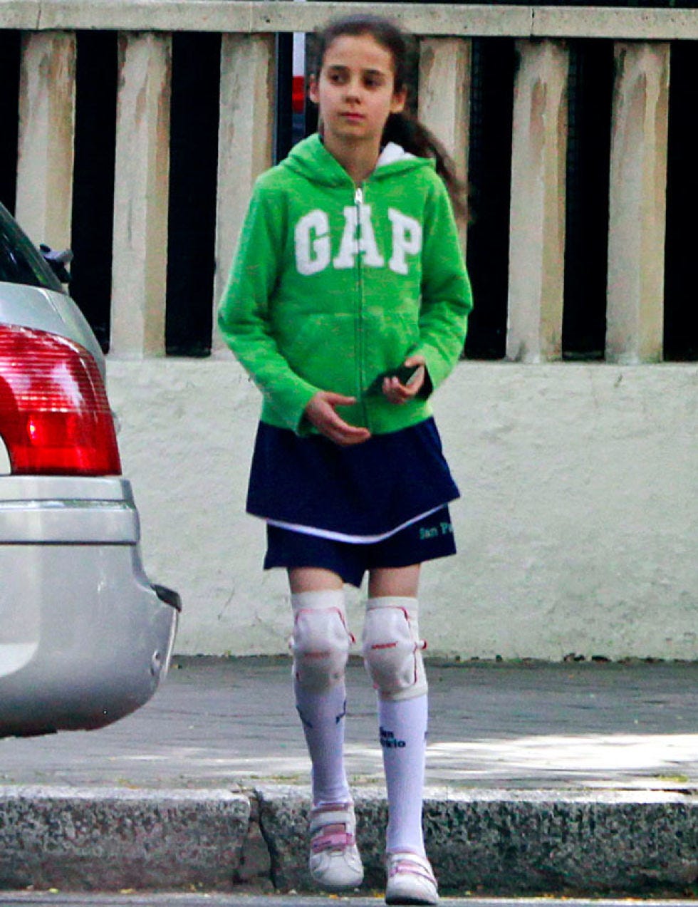 Clothing, Leg, Automotive tail & brake light, Green, Sleeve, Human leg, Standing, Street fashion, Knee, Fashion, 