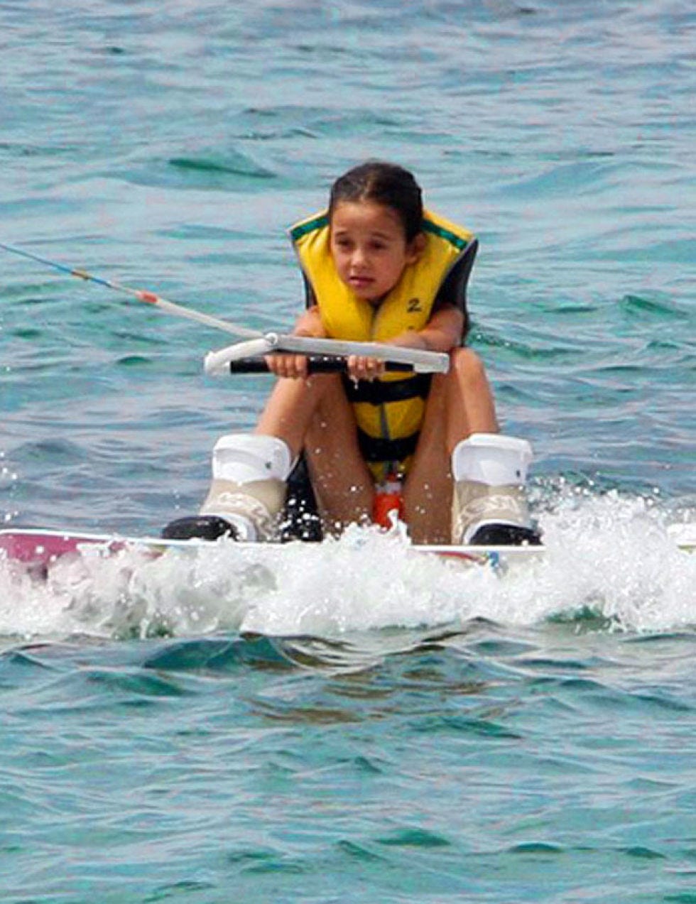 Fun, Recreation, Water, Lifejacket, Surface water sports, Leisure, Elbow, Lifejacket, Outdoor recreation, Summer, 