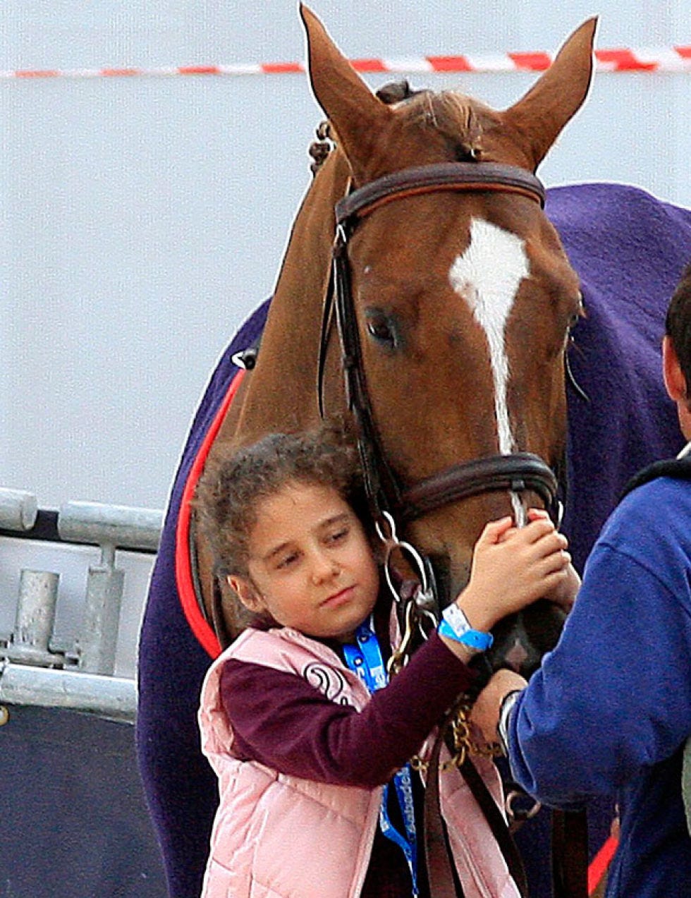 Human, Horse, Horse supplies, Mammal, Halter, Horse tack, Bridle, Working animal, Interaction, Rein, 