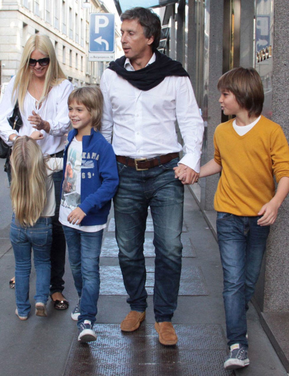 Clothing, Hair, Footwear, Leg, Denim, Trousers, Jeans, Textile, Shirt, Outerwear, 