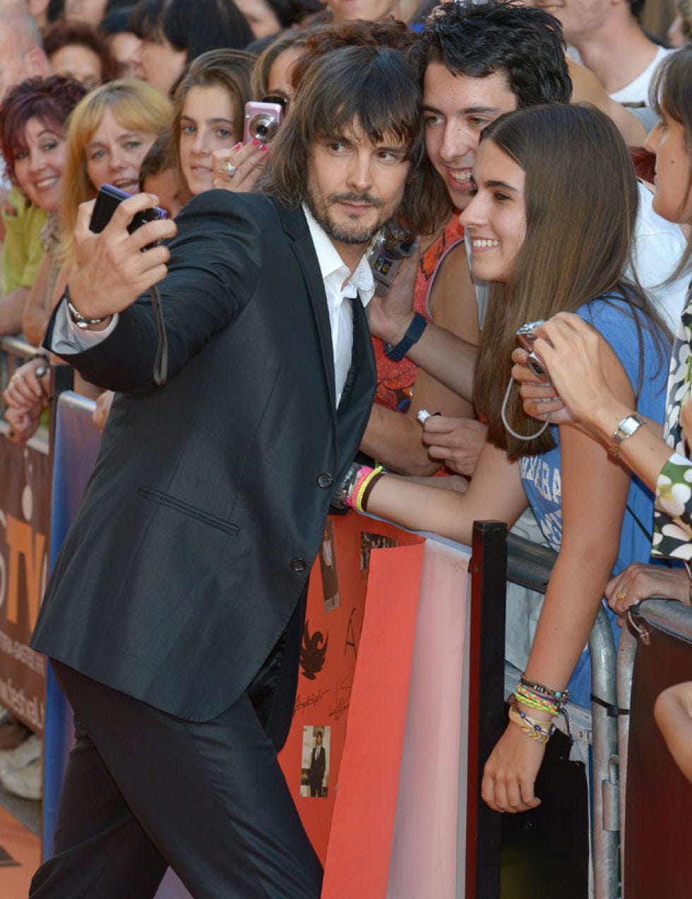 Arm, People, Hand, Crowd, Fashion accessory, Audience, Tie, Carpet, Premiere, Bracelet, 