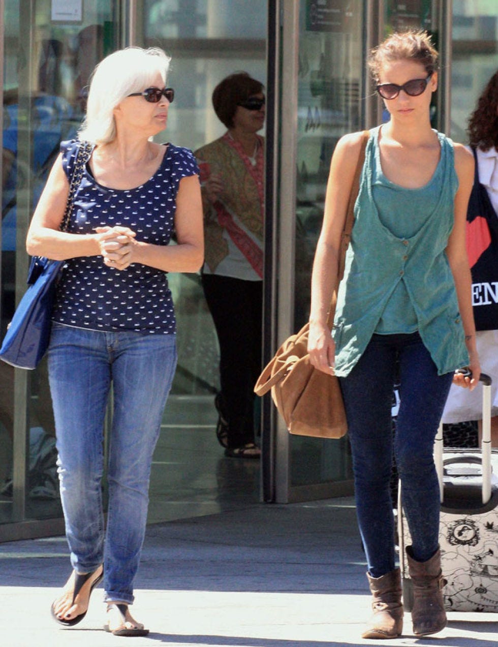 Clothing, Eyewear, Leg, Vision care, Brown, Trousers, Denim, Shoulder, Jeans, Textile, 
