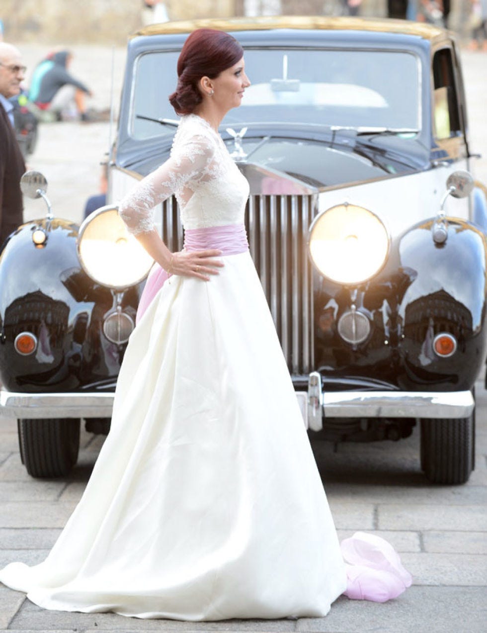 Automotive design, Vehicle, Land vehicle, Automotive lighting, Photograph, Dress, Car, Classic, Headlamp, Fender, 