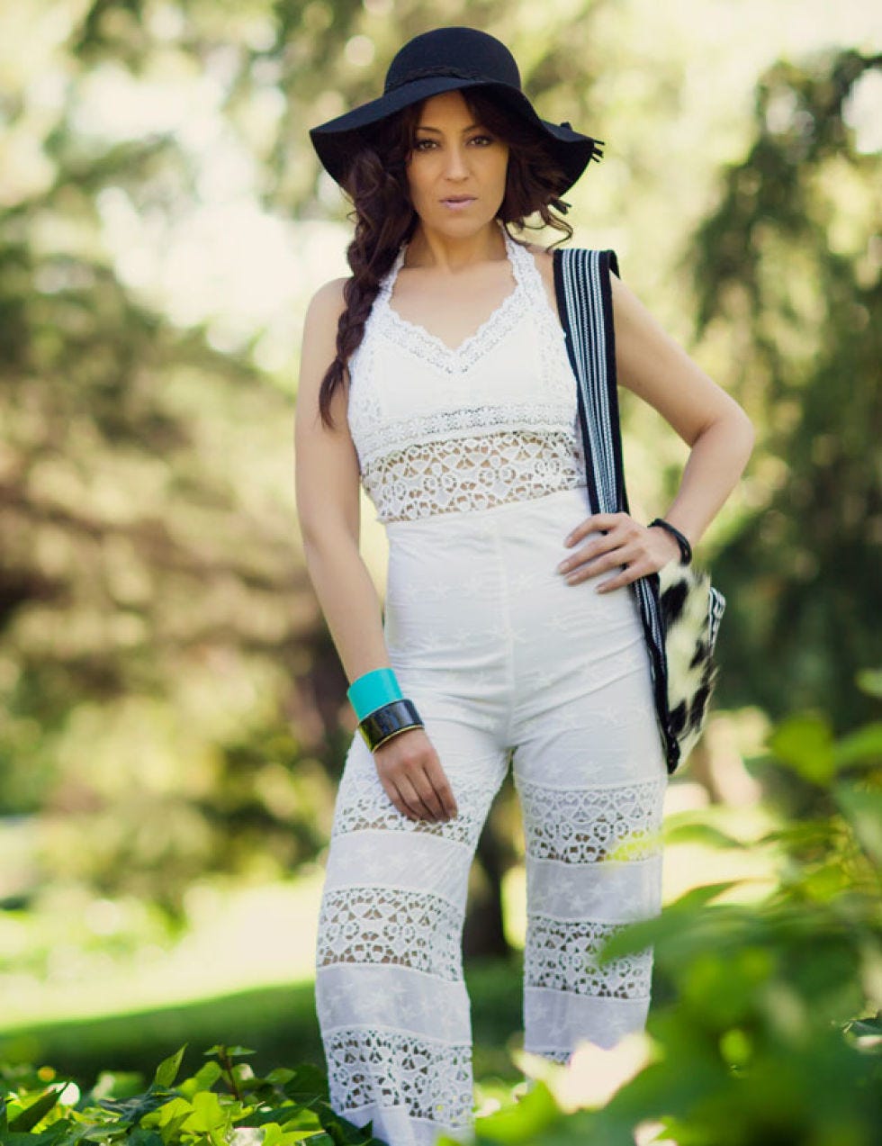Clothing, Hat, Shoulder, Bag, Fashion accessory, Style, Street fashion, People in nature, Waist, Fashion, 