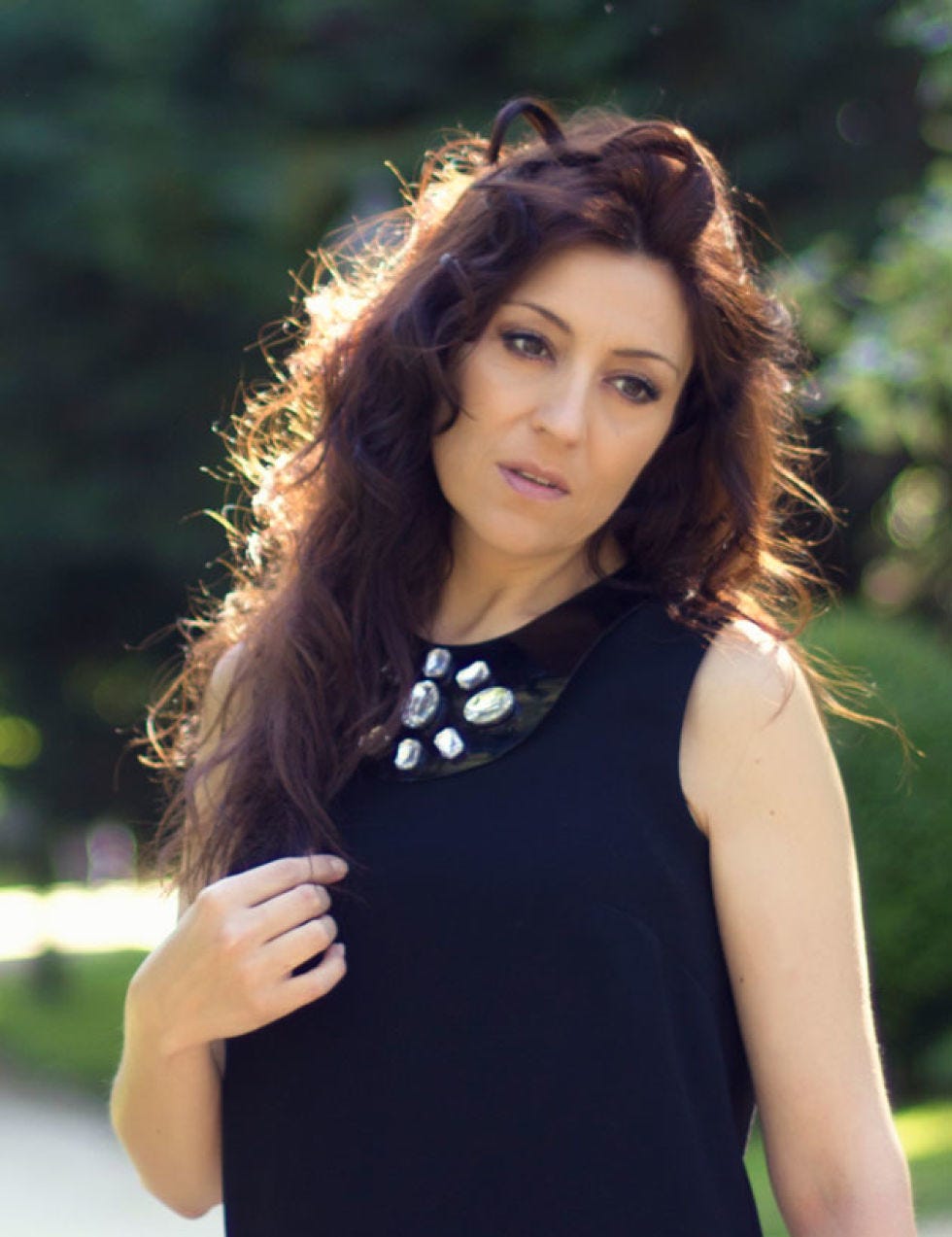 Hairstyle, Shoulder, Sleeveless shirt, People in nature, Street fashion, Beauty, Neck, Long hair, Brown hair, Fashion model, 