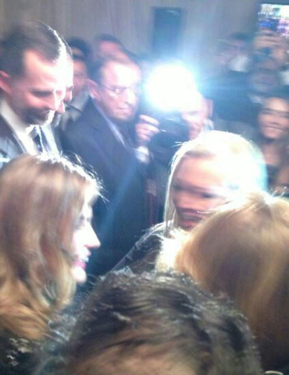 Hair, Head, People, Hairstyle, Social group, Crowd, Interaction, Audience, Blond, Hair coloring, 