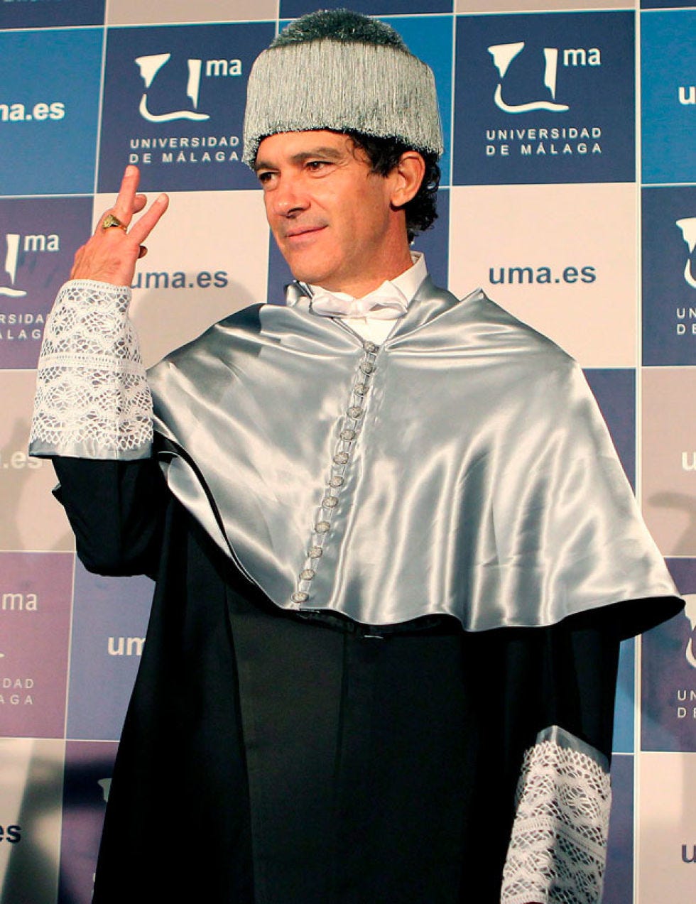 Collar, Headgear, Costume accessory, Academic dress, Public speaking, Beanie, Knit cap, Orator, Bonnet, Award ceremony, 