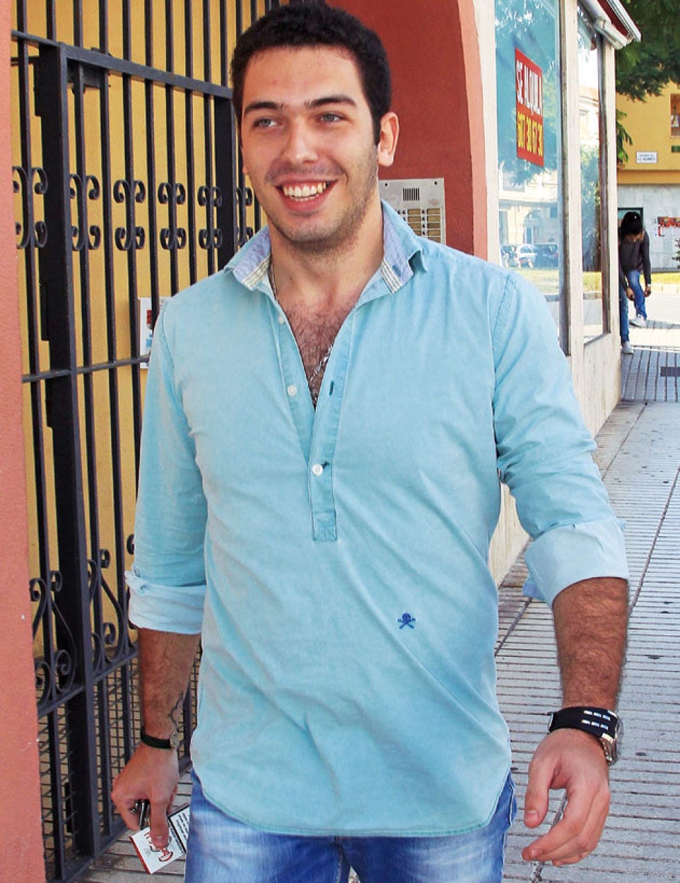 Sleeve, Collar, Denim, Shirt, Jeans, Dress shirt, Pocket, Street fashion, Wrist, Facial hair, 