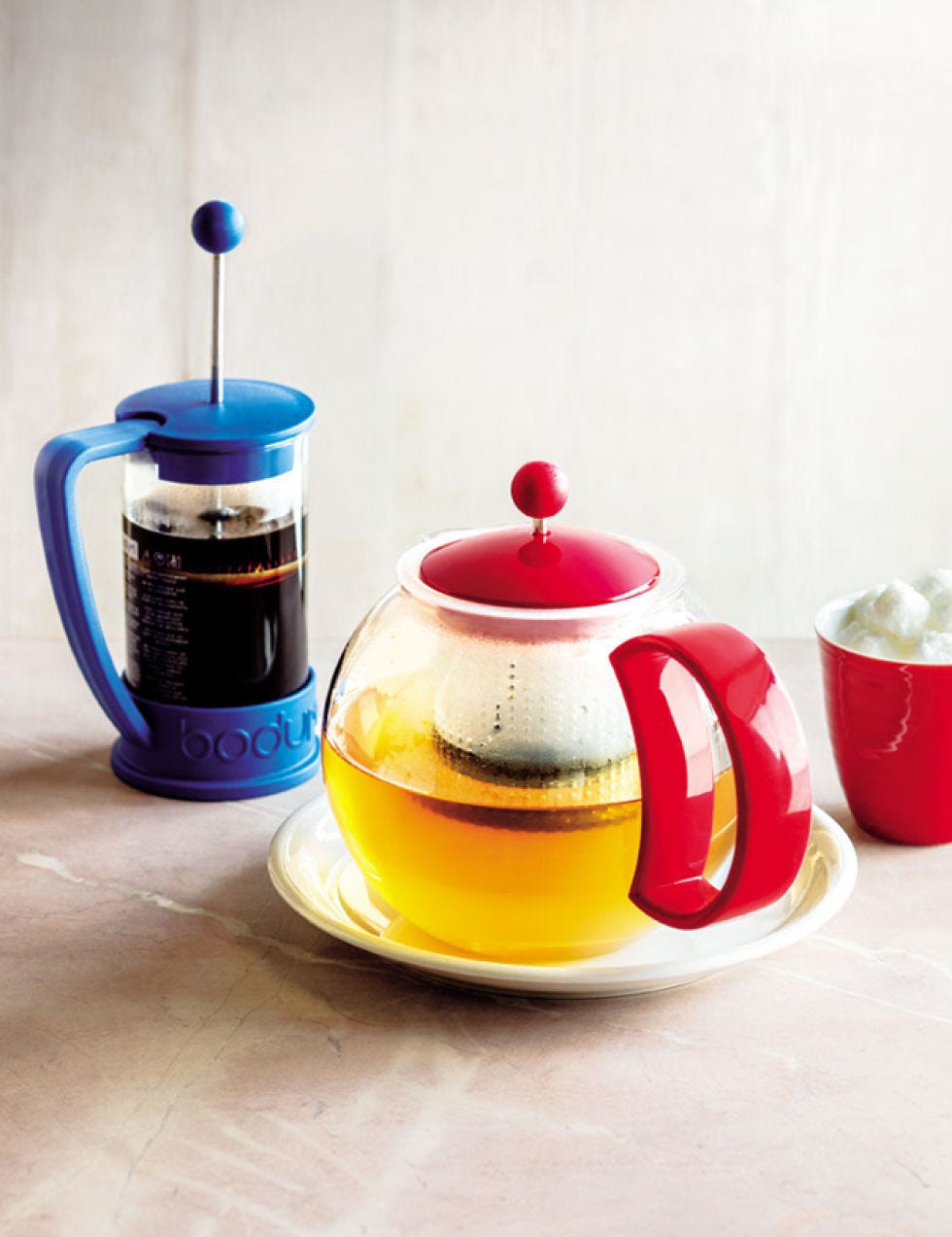 Serveware, Dishware, Liquid, Drinkware, Lid, Porcelain, Small appliance, Kitchen appliance, Saucer, Ceramic, 