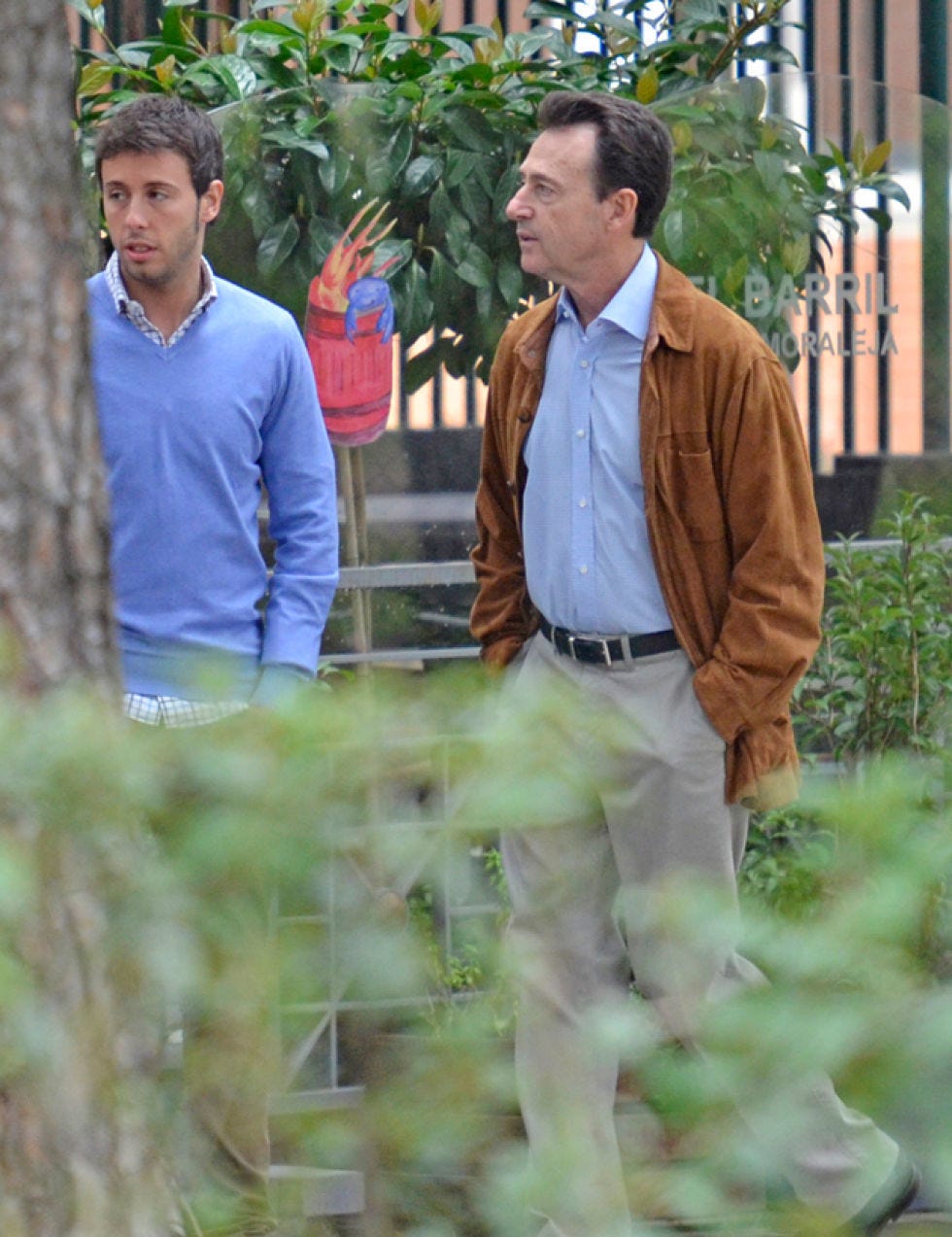 Face, Dress shirt, Shirt, Collar, Tie, Flowerpot, Suit trousers, Pocket, Home fencing, Fence, 