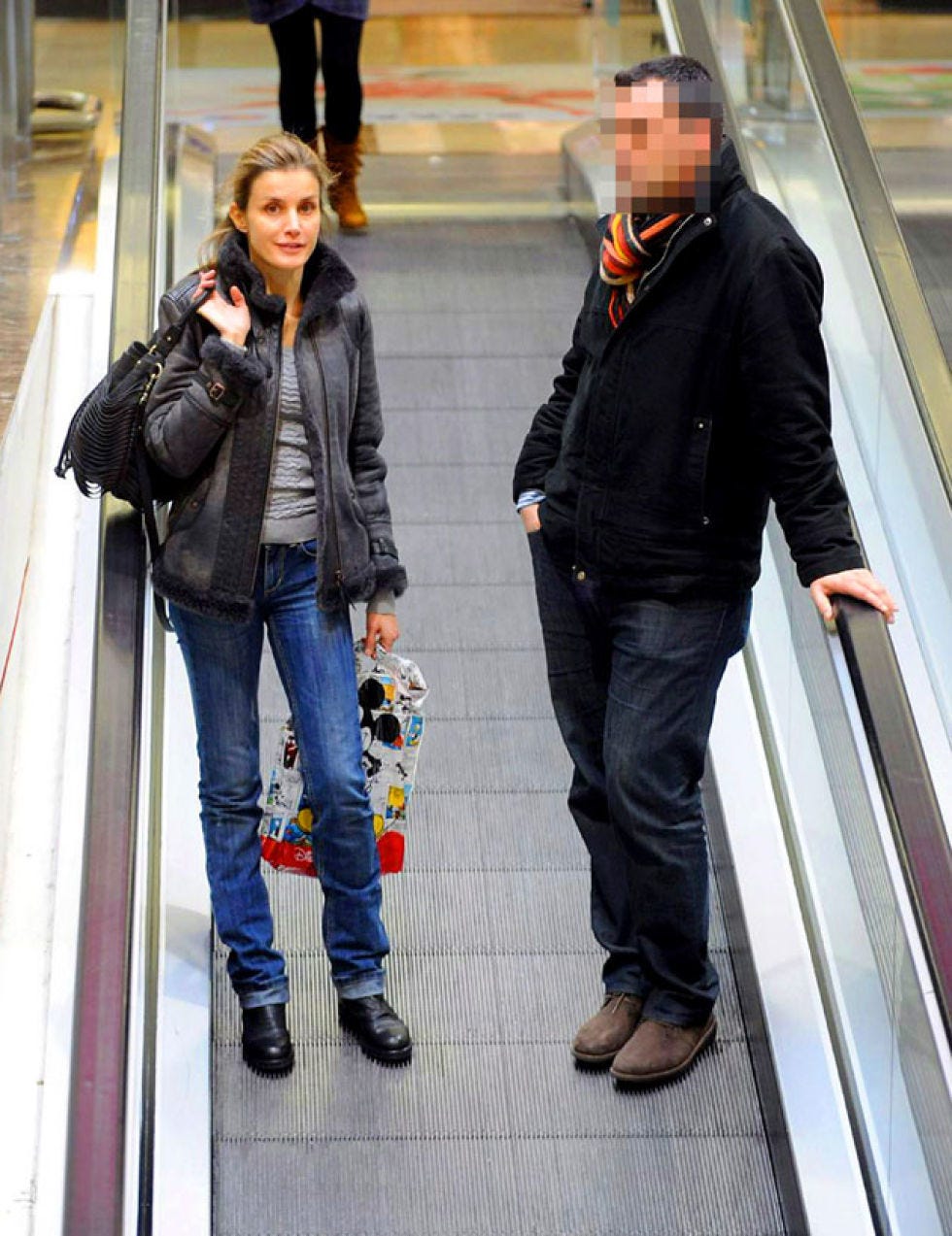 Leg, Jacket, Trousers, Denim, Jeans, Coat, Textile, Outerwear, Bag, Style, 