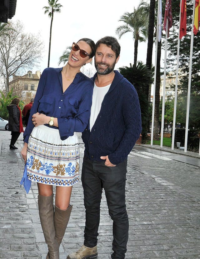 Clothing, Leg, Trousers, Outerwear, Sunglasses, Coat, Style, Street fashion, Bag, Fashion, 