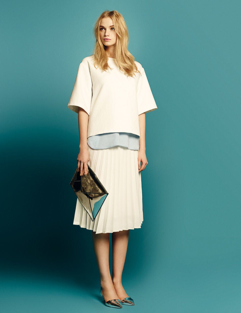 Clothing, Sleeve, Human leg, Shoulder, Standing, Joint, Elbow, Style, Knee, Teal, 