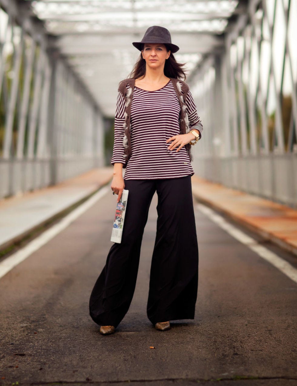 Clothing, Brown, Sleeve, Human body, Bag, Shoulder, Hat, Textile, Outerwear, Standing, 