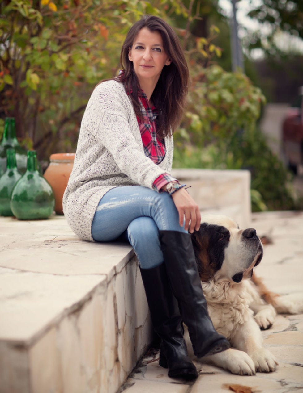 Dog breed, Dog, Sitting, Jeans, Carnivore, Denim, Mammal, Street fashion, Sporting Group, Companion dog, 