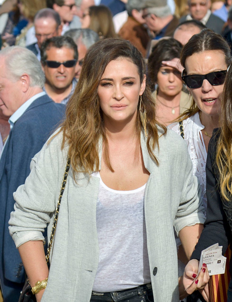 Eyewear, Hair, Face, Head, Glasses, Vision care, People, Crowd, Denim, Fashion accessory, 