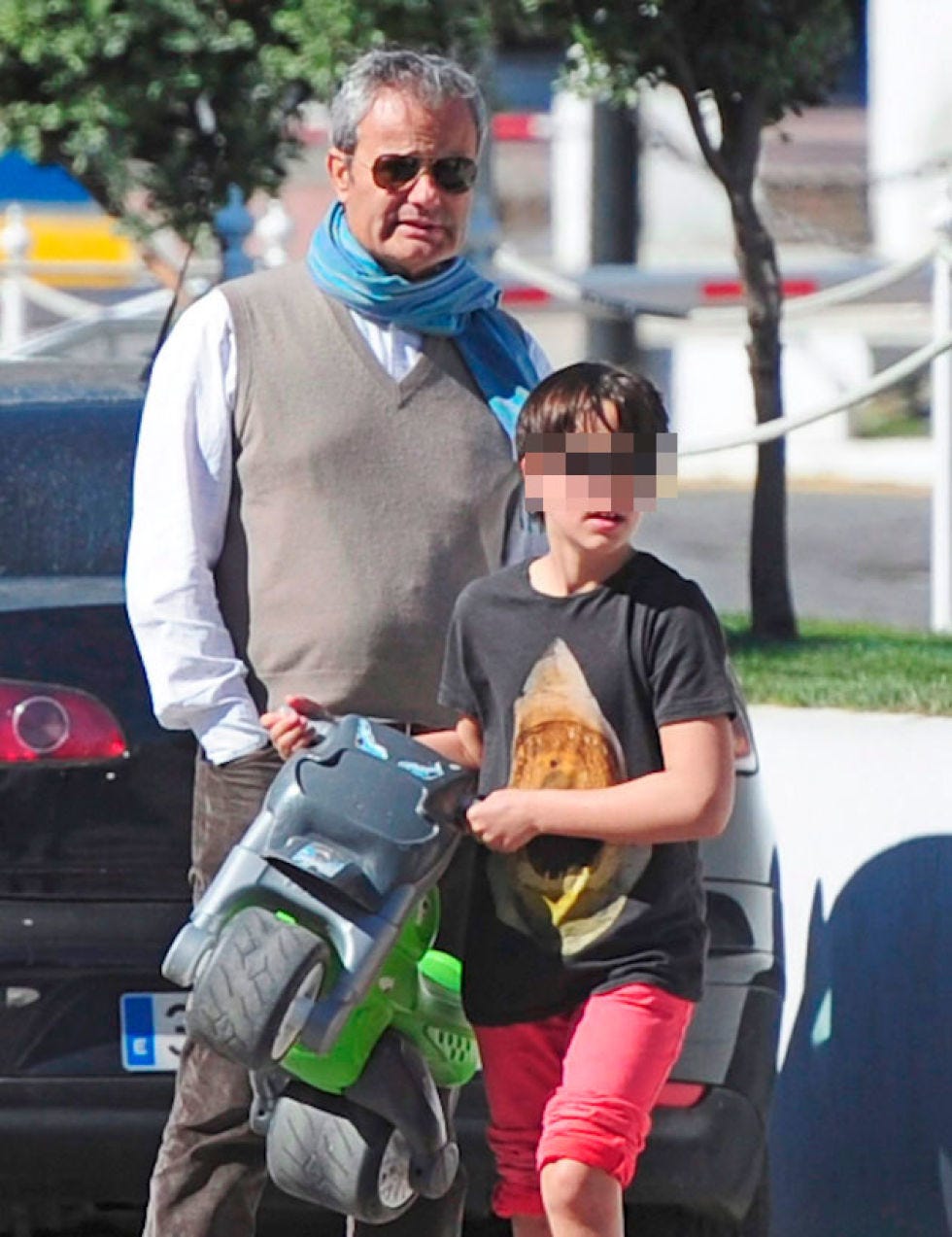 Hat, Goggles, Fender, Cap, Bag, Sunglasses, Luggage and bags, Baseball cap, Motorcycle helmet, Beard, 