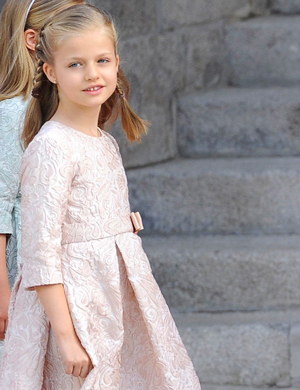Clothing, Sleeve, Stairs, Dress, Beauty, Hair accessory, Street fashion, Day dress, One-piece garment, Embellishment, 