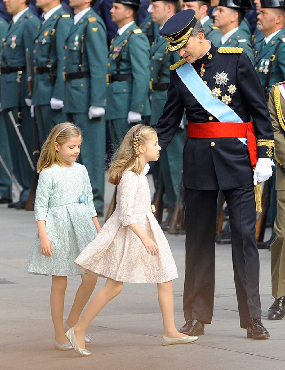 Sleeve, Hat, Standing, Uniform, Style, Collar, Dress, Headgear, One-piece garment, Military uniform, 