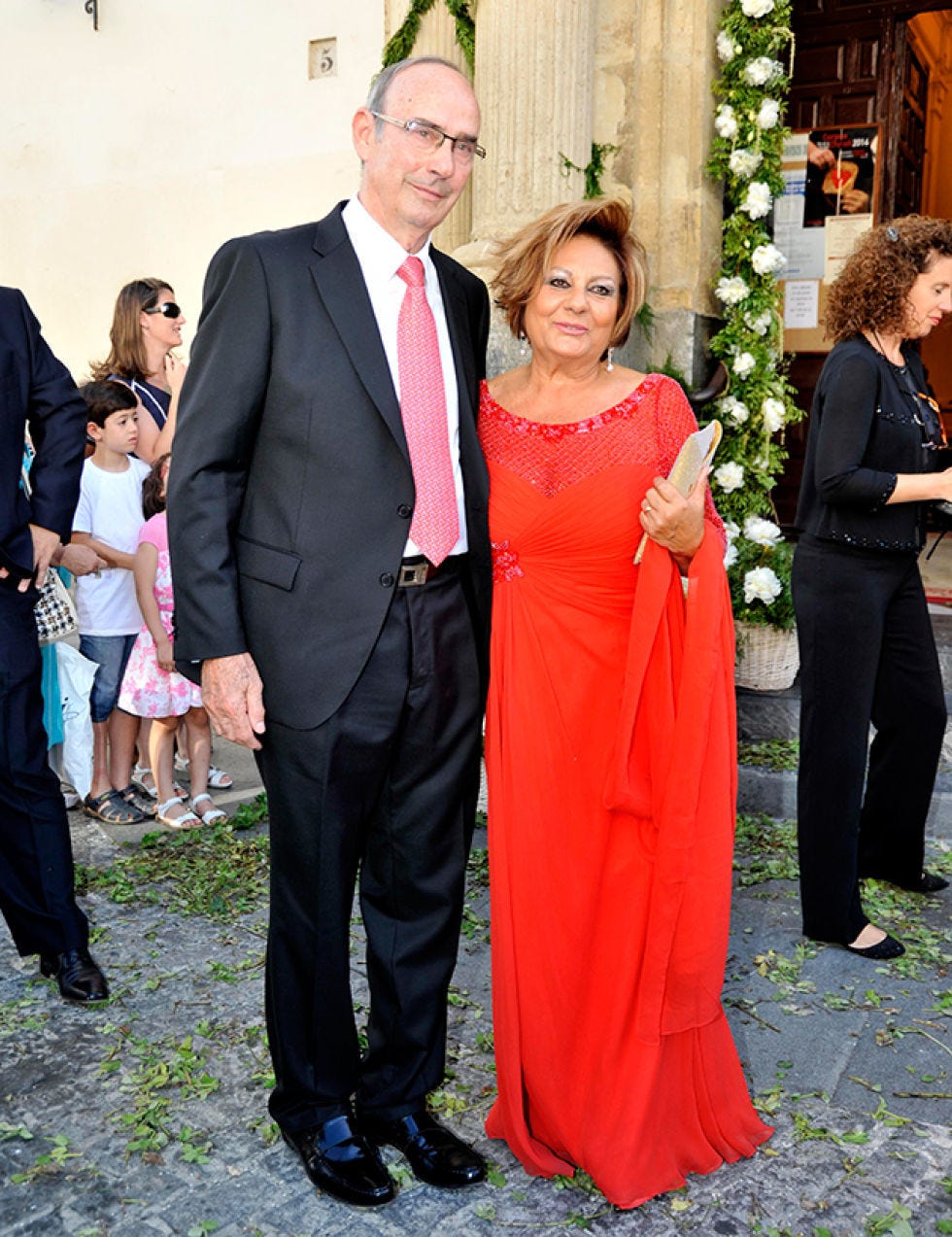 Clothing, Hair, Footwear, Coat, Event, Trousers, Dress, Shirt, Suit, Outerwear, 