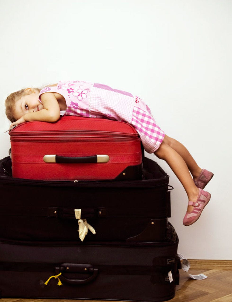 Shoulder, Pink, Sitting, Comfort, Beauty, Luggage and bags, Baby & toddler clothing, Maroon, Baggage, Baby, 