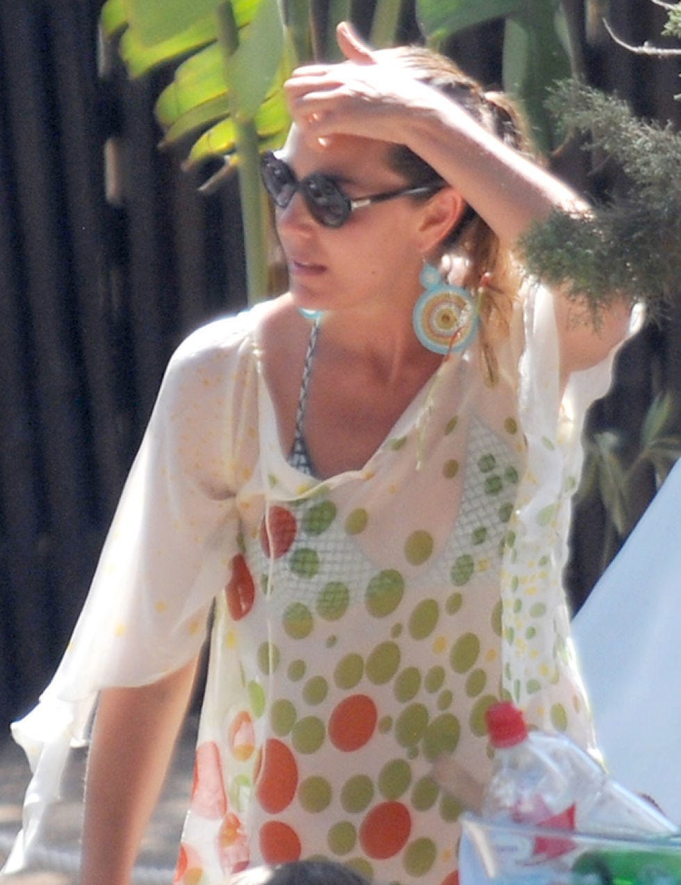Clothing, Eyewear, Glasses, Vision care, Sunglasses, Fashion accessory, Style, Summer, Goggles, Plastic bottle, 