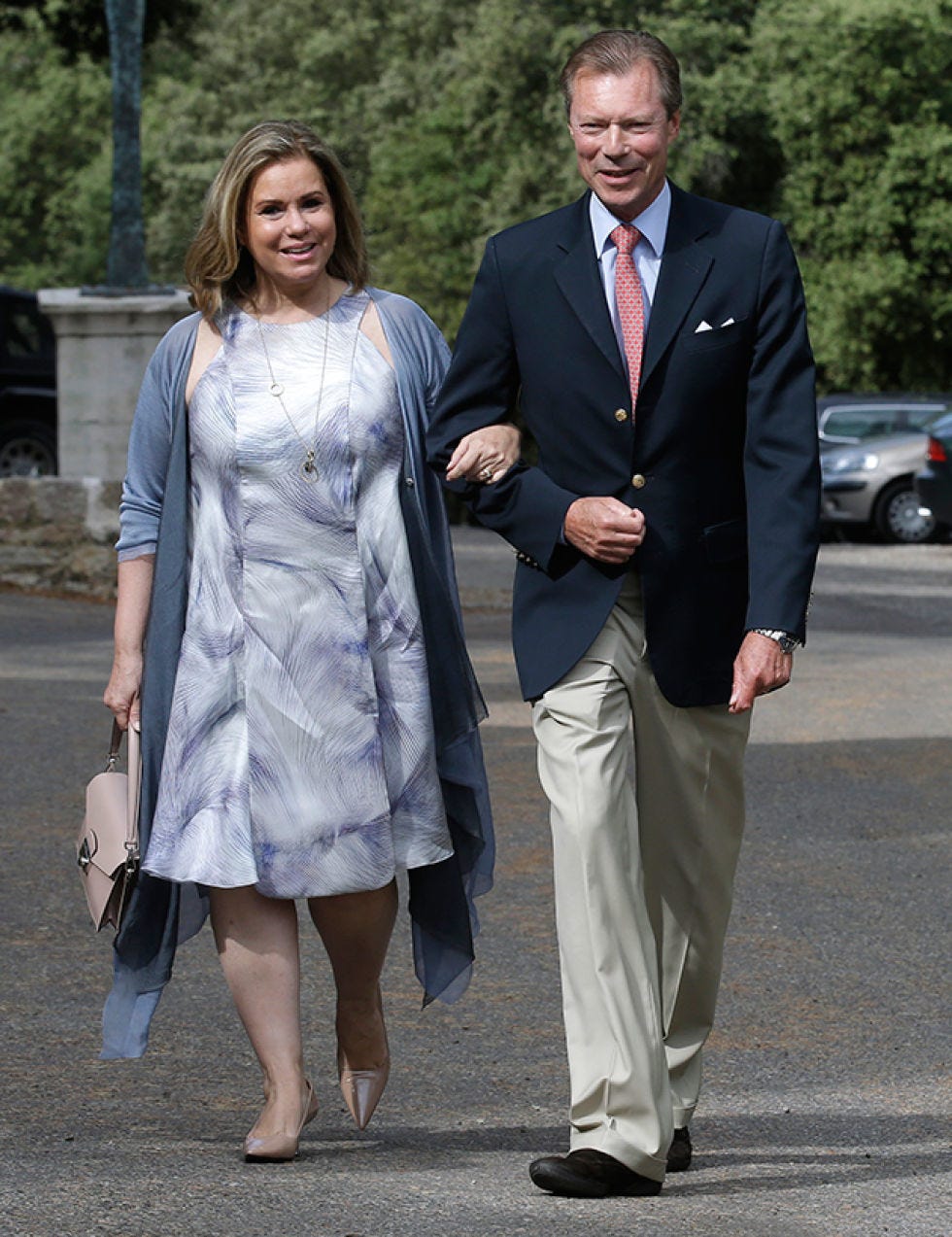 Clothing, Coat, Trousers, Collar, Dress shirt, Suit trousers, Shirt, Standing, Outerwear, Formal wear, 