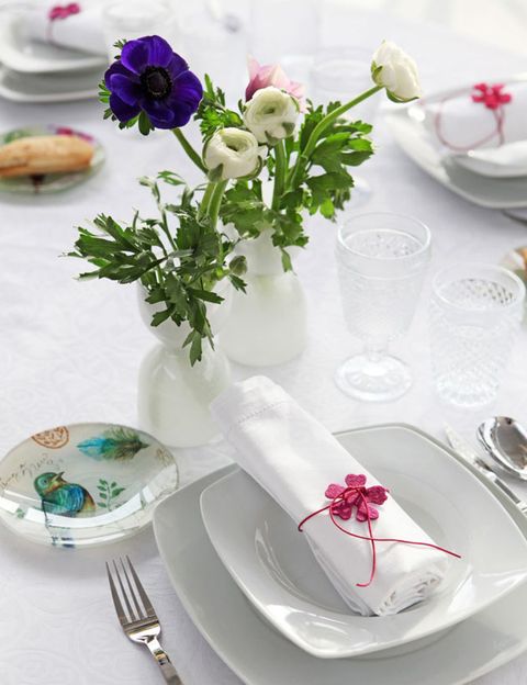 Serveware, Dishware, Petal, Bouquet, Flower, Porcelain, Pink, Tableware, Cut flowers, Cutlery, 