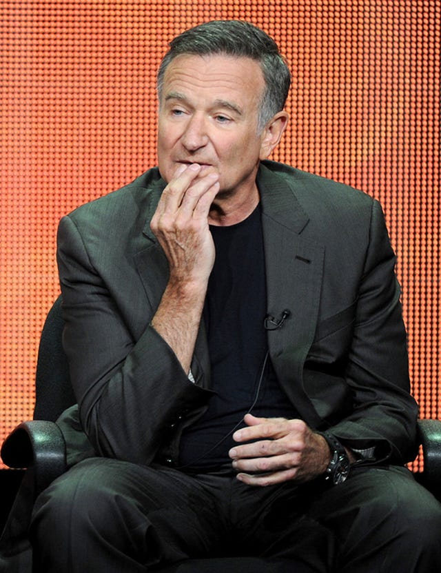 Finger, Sitting, Hand, Audio equipment, Blazer, Thumb, Wrinkle, Spokesperson, Cuff, Businessperson, 