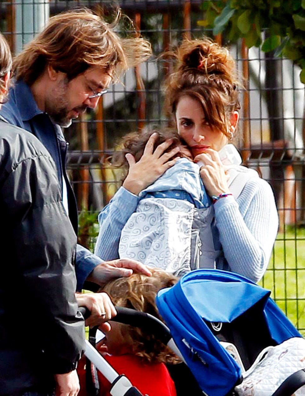 Hair, Head, Mammal, Sharing, Bag, Street fashion, Conversation, Brown hair, Mesh, Hair coloring, 