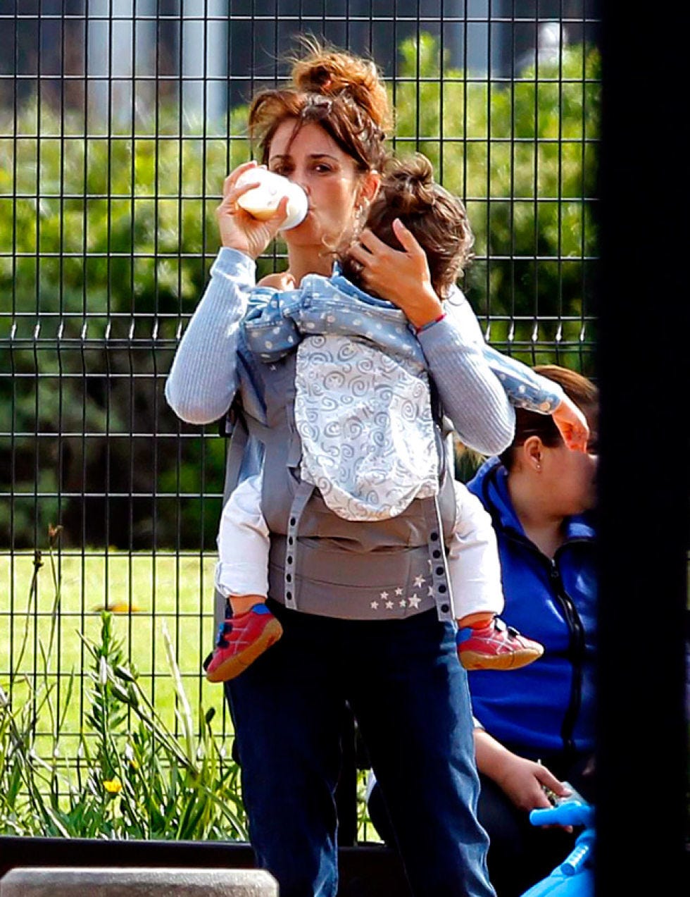 Jeans, Denim, Bag, Street fashion, Jacket, Wire fencing, Mesh, Drinking, Fence, Baseball cap, 