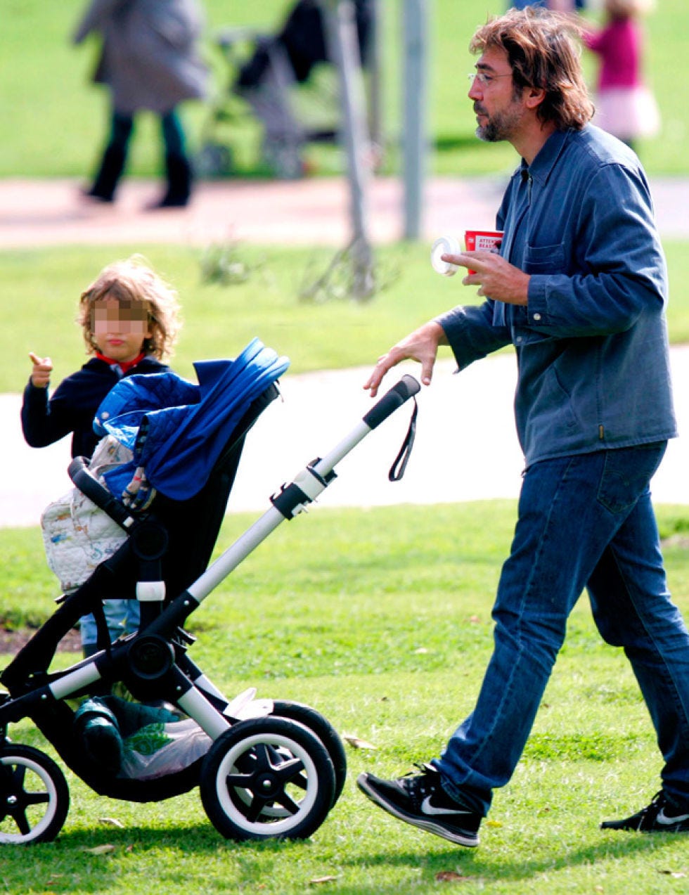 Wheel, Tire, Product, Shoe, Baby carriage, Microphone, Mammal, People in nature, Baby Products, Sneakers, 