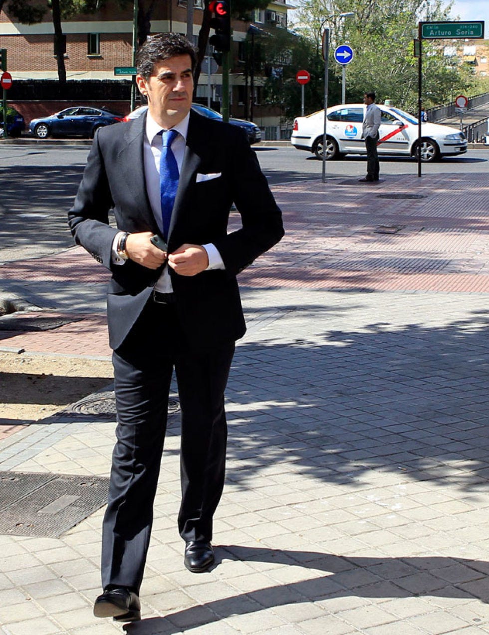 Coat, Trousers, Collar, Outerwear, Standing, Suit, Suit trousers, Hat, Formal wear, Style, 