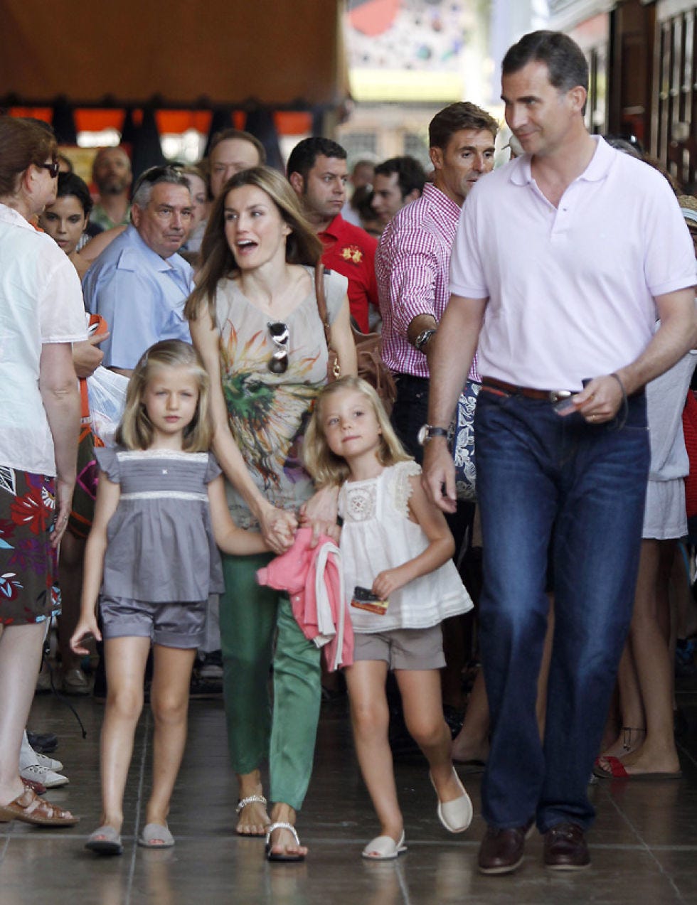 Hair, Footwear, Leg, Arm, People, Trousers, Human body, Shirt, Jeans, T-shirt, 