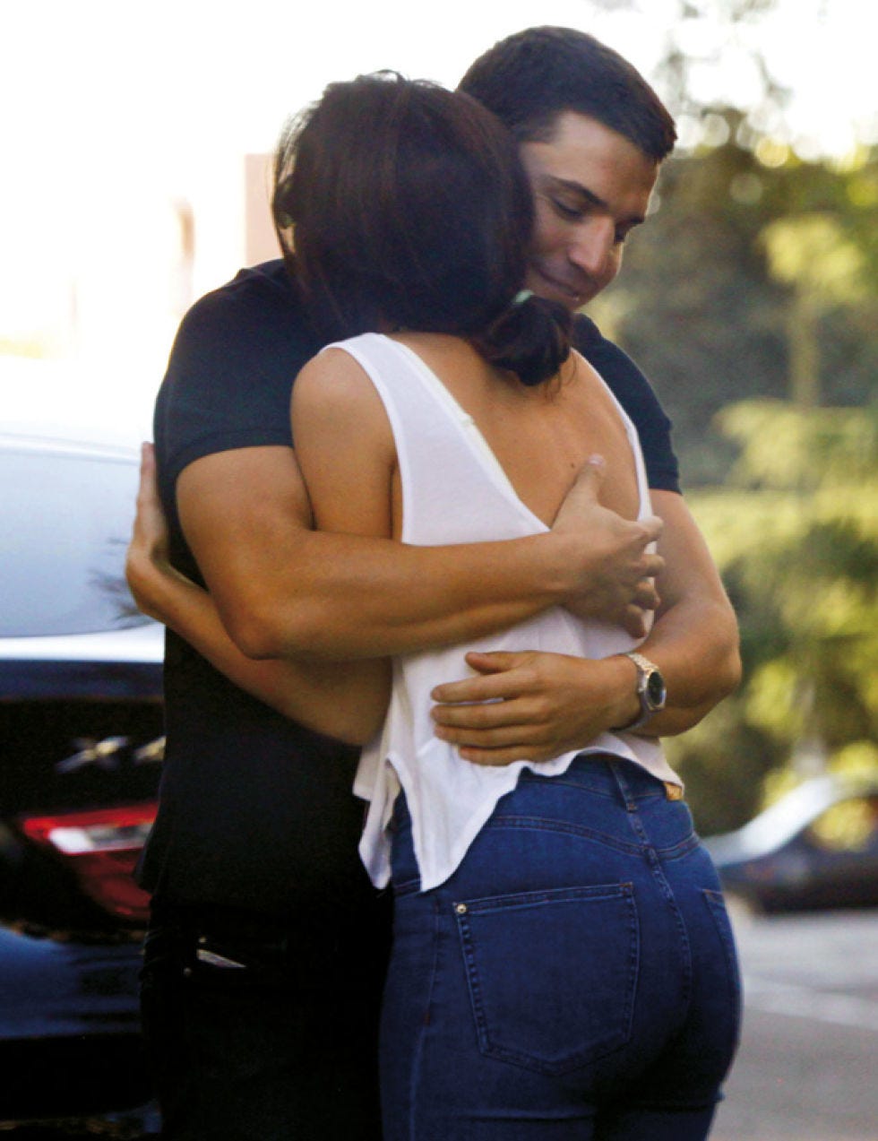 Shoulder, Waist, Denim, Interaction, Street fashion, Abdomen, Trunk, Back, Love, Sleeveless shirt, 