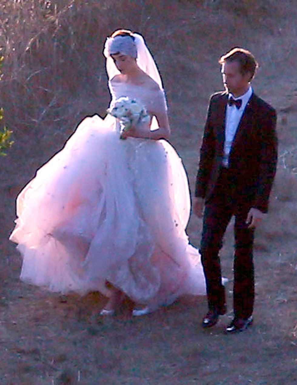 Anne Hathaway y Adam Shulman se casan por sorpresa junto al Pacífico