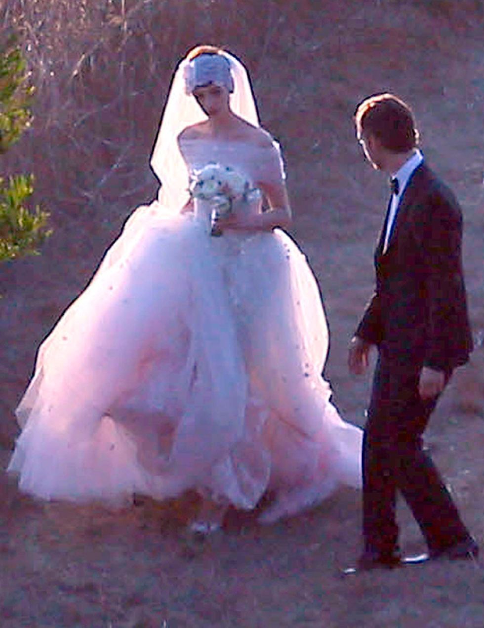 Anne Hathaway y Adam Shulman se casan por sorpresa junto al Pacífico