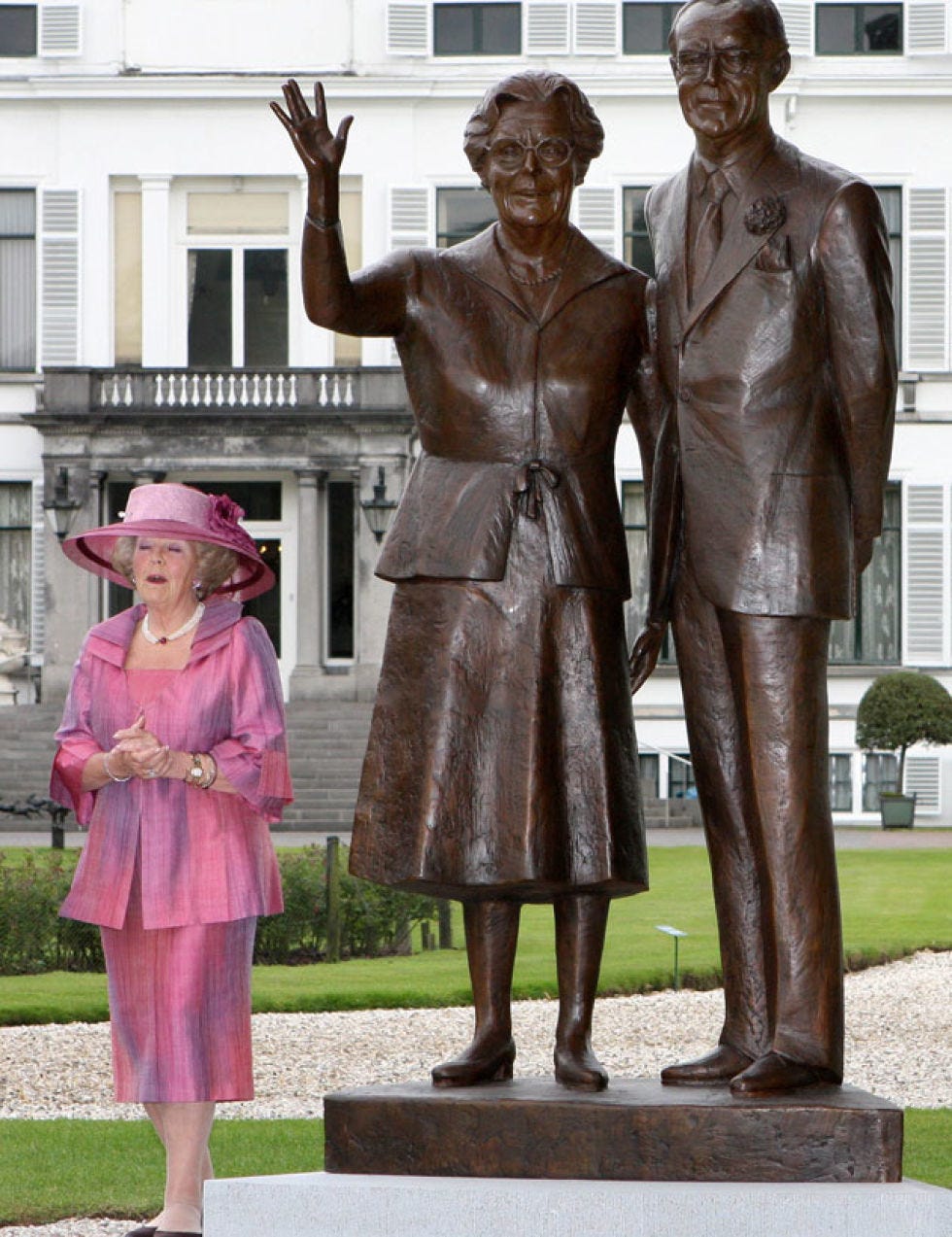 Human, Window, Sculpture, Standing, Hat, Interaction, Bronze sculpture, Temple, Statue, Sun hat, Human, Window, Sculpture, Standing, Hat, Interaction, Bronze sculpture, Temple, Statue, Sun hat,
