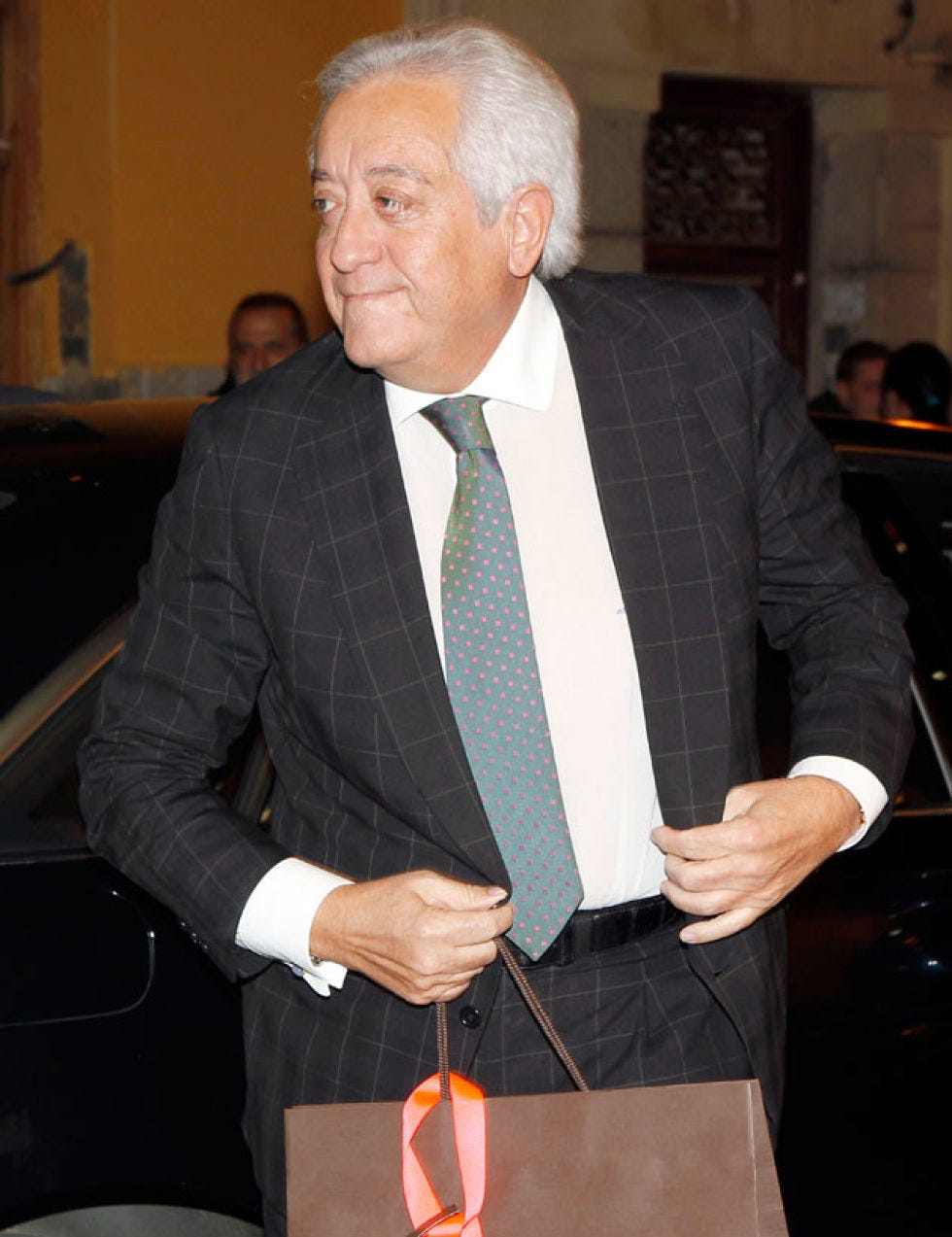 Dress shirt, Trousers, Collar, Coat, Shirt, Outerwear, Suit, Formal wear, Tie, Suit trousers, 
