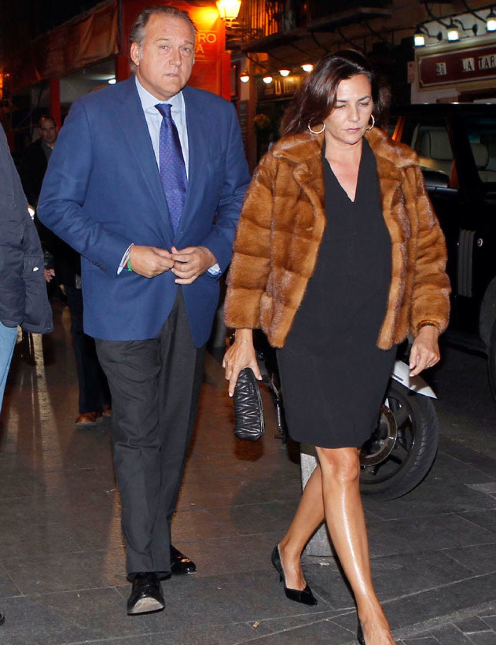 Clothing, Footwear, Leg, Trousers, Coat, Human body, Shirt, Outerwear, Style, Fender, 