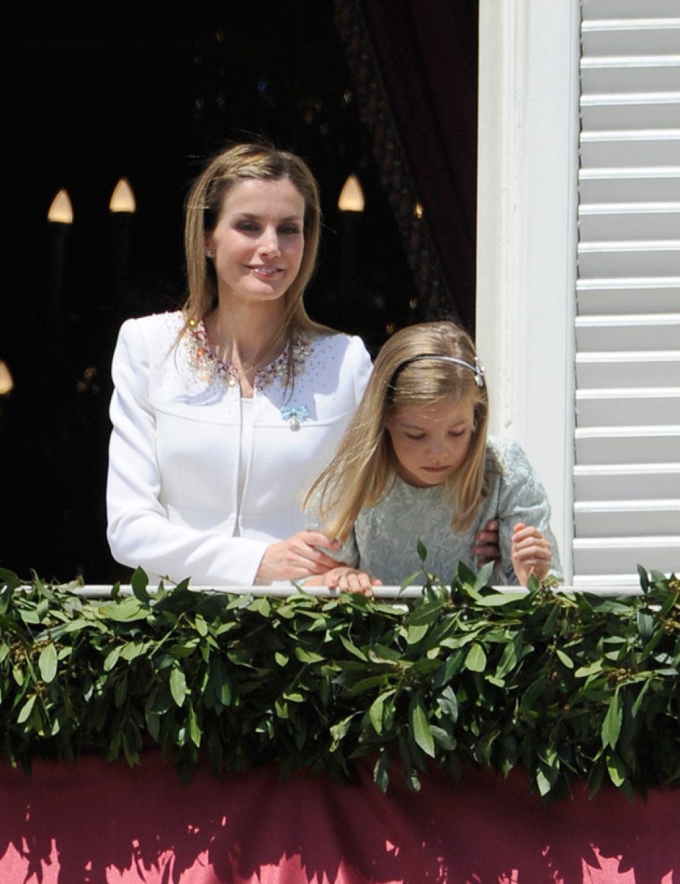 Jewellery, Necklace, Blond, Window covering, Floristry, Window blind, 