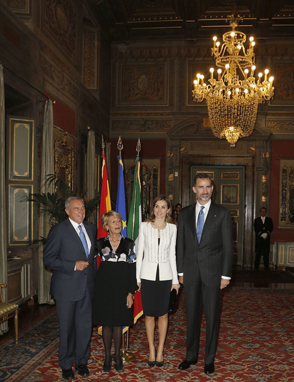 Lighting, Trousers, Flag, Outerwear, Coat, Suit, Government, Interior design, Suit trousers, Blazer, 