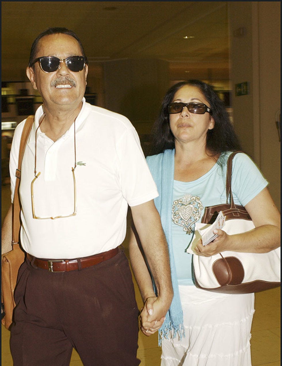 Eyewear, Glasses, Vision care, Sleeve, Trousers, Collar, Shoulder, Shirt, Joint, Sunglasses, 