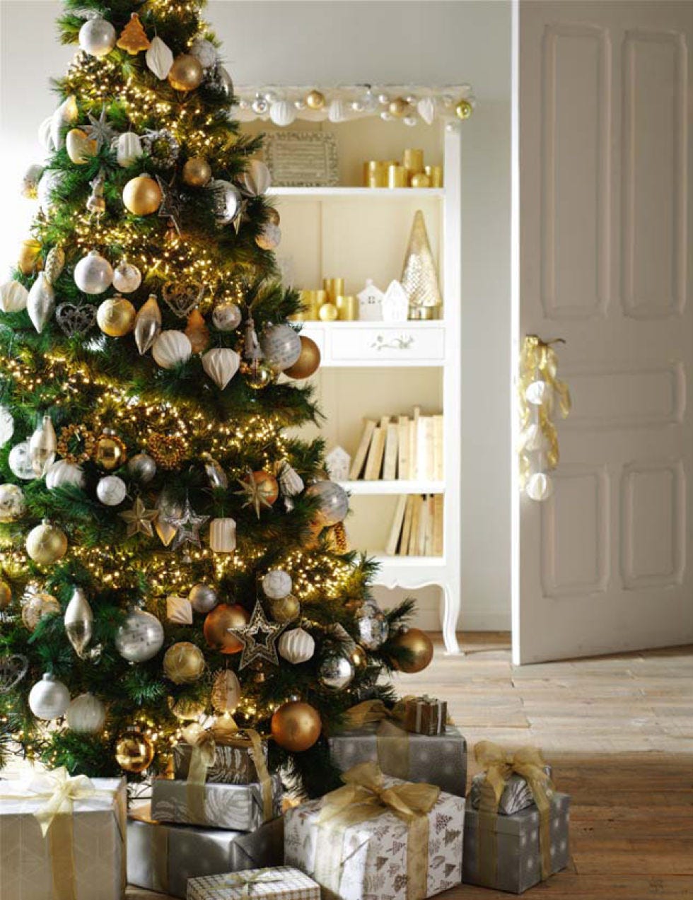 Wood, Room, Interior design, Christmas tree, Home, Christmas decoration, White, Interior design, Christmas ornament, Home door, 