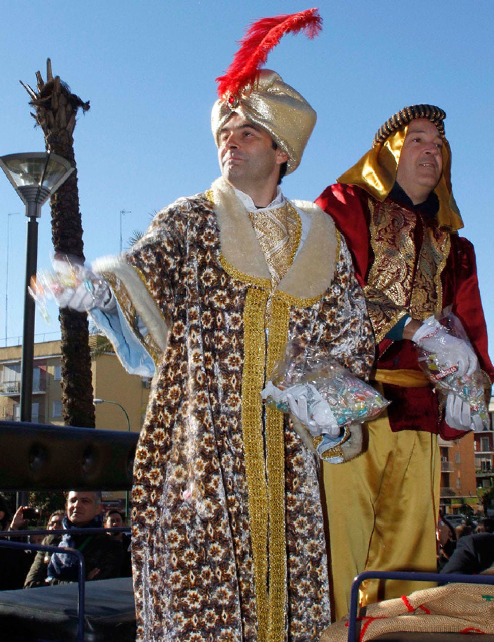 Performing arts, Tradition, Headgear, Costume, Performance, Costume accessory, Costume design, Hair accessory, Headpiece, Artist, 