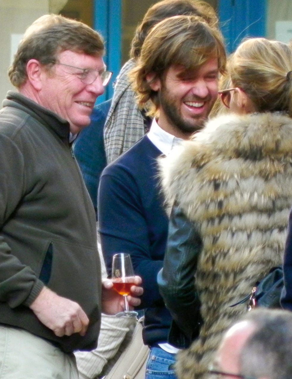 Vision care, Drink, Wine glass, Fur clothing, Interaction, Natural material, Stemware, Alcoholic beverage, Alcohol, Fur, 