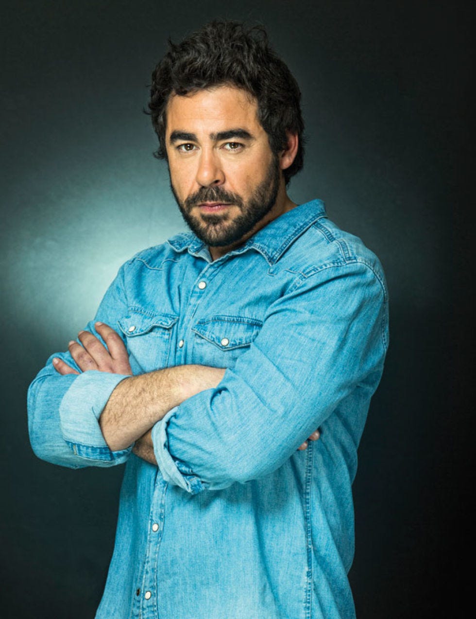 Dress shirt, Collar, Sleeve, Elbow, Shirt, Textile, Denim, Facial hair, Beard, Wrist, 