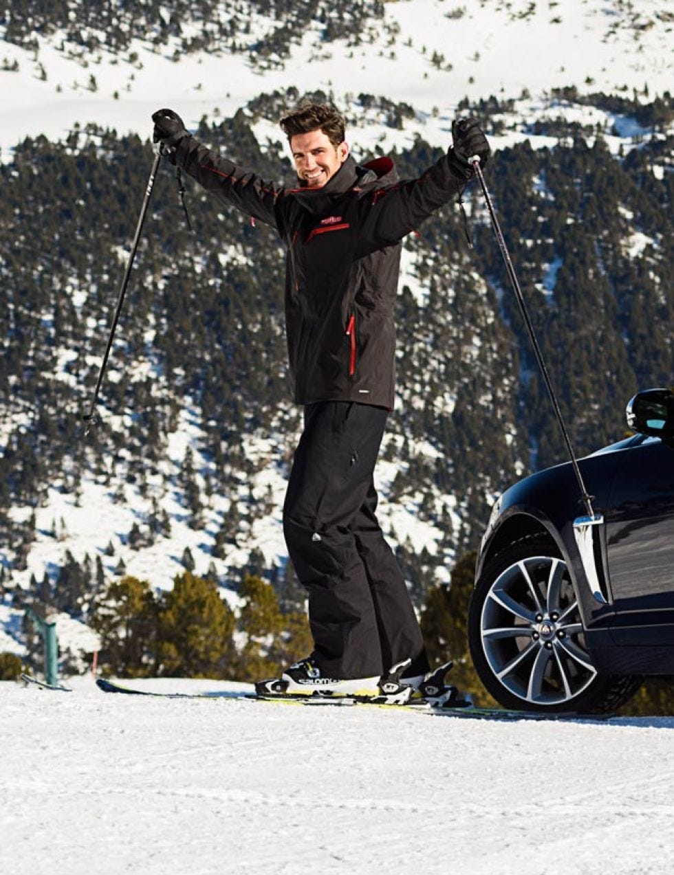 Tire, Automotive design, Alloy wheel, Trousers, Automotive tire, Winter, Jacket, Rim, Winter sport, Fender, 