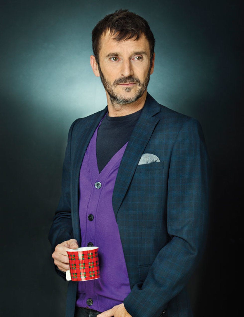 Arm, Dress shirt, Facial hair, Collar, Sleeve, Human body, Shirt, Coat, Hand, Standing, 