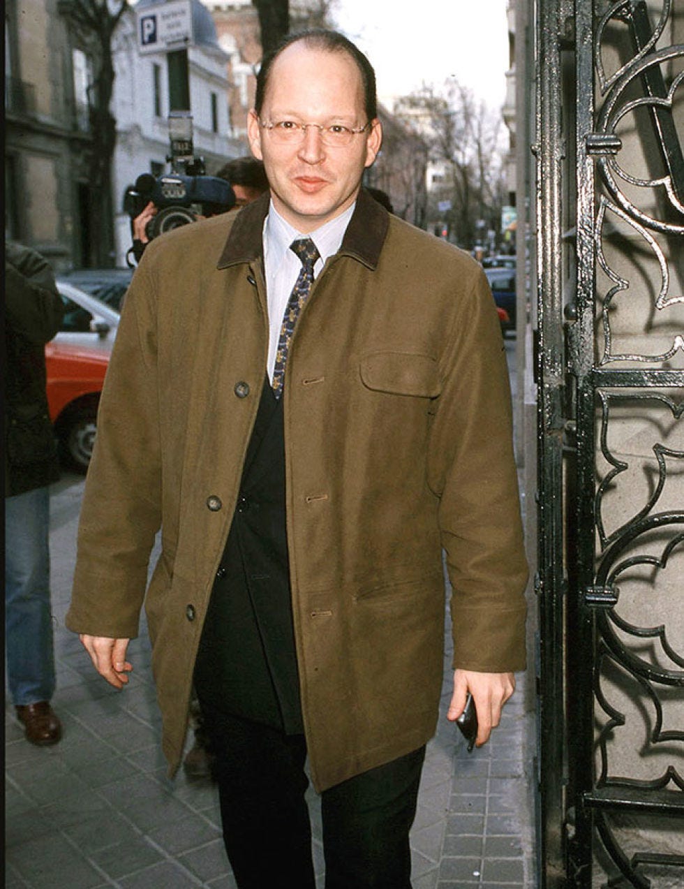 Dress shirt, Collar, Sleeve, Coat, Trousers, Shirt, Textile, Standing, Outerwear, Pocket, 